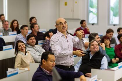 Andrés Hatum, profesor de Recursos Humanos en el MBA Di Tella, junto a los alumnos
