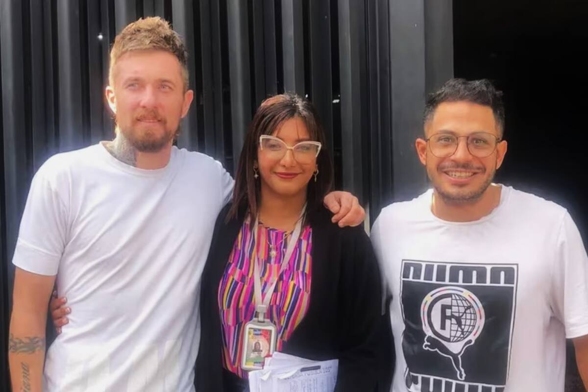 Andrés Haupt y Gustavo Verón, tras su liberación, con la abogada venezolana que los representó en ese país, Rosa Gómez