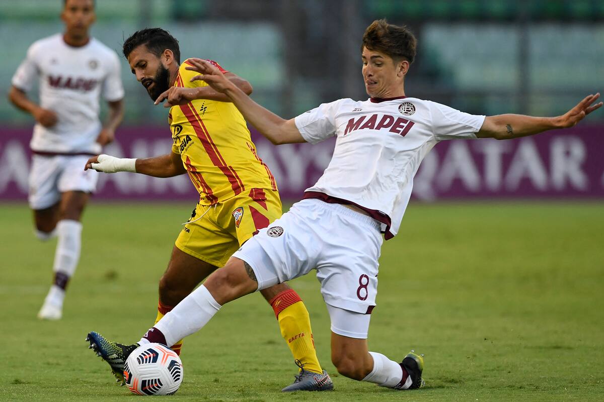 Andres Hernández, de Aragua de Venezuela, intenta recuperar la pelota ante Tomás Belmonte, mediocampista de Lanús, por el Grupo H de la Copa Sudamericana; partido disputado en Caracas (Photo by Federico Parra / AFP)