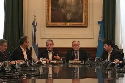 Andrés Ibarra y Alberto Barbieri firman el convenio para implementar la plataforma GDE