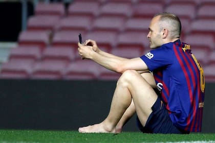 Andres Iniesta en el Camp Nou, se hizo selfies para retener su adiós para siempre