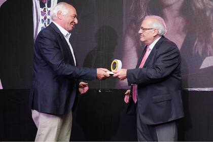 Andrés Kalwill, de la ONG Conduciendo a Conciencia, con el presidente de Cecaitra, Bernardino García