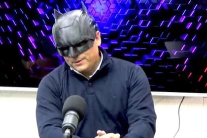 Andrés Laumann dando entrevistas con la máscara de Batman