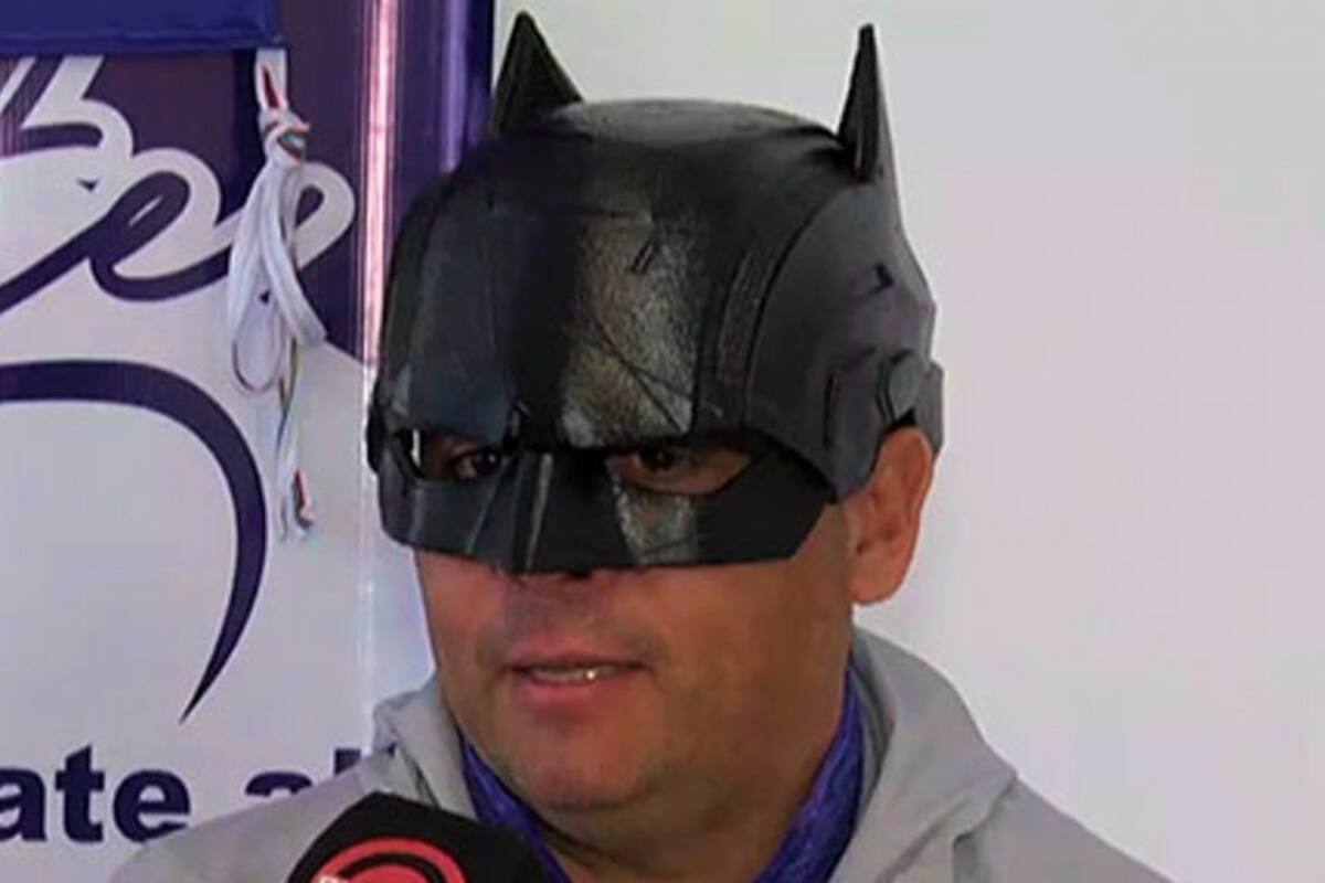 Andrés Laumann, hoy primer candidato a diputado nacional por LLA, dabe entrevistas en 2023 con la máscara de Batman