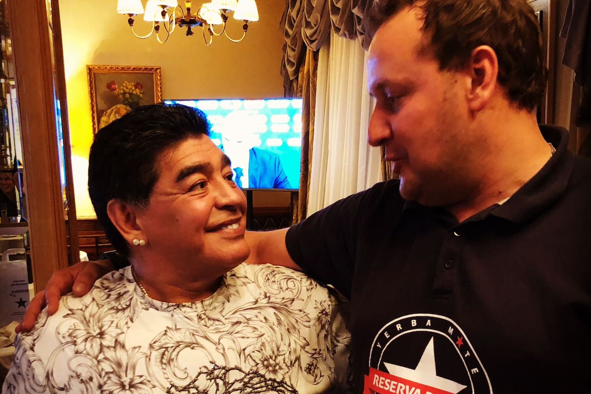 Andrés Leonardo Bogdan con Maradona, a quien supo regalarle sus sets de mate.