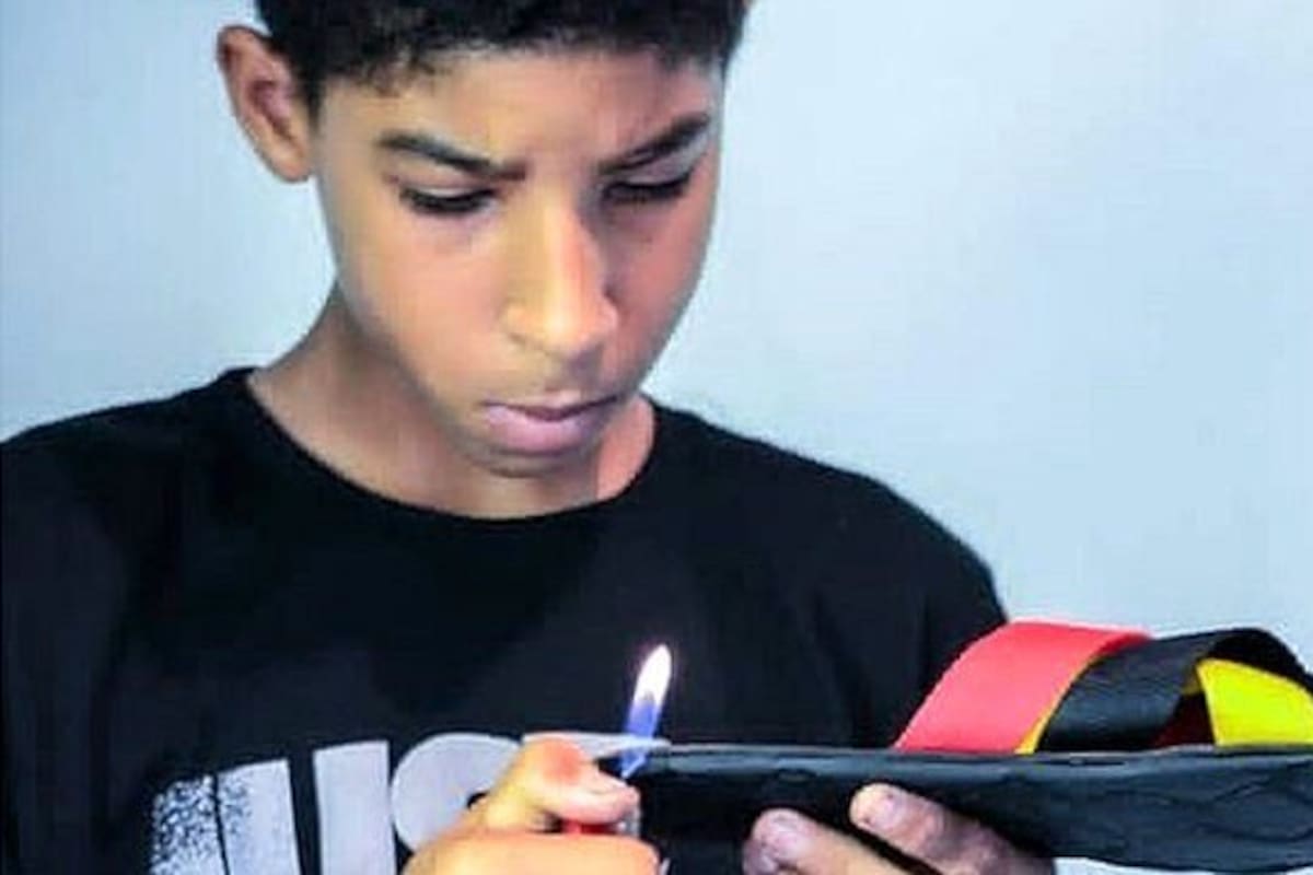 Andrés López fabrica a mano sus "cholas" con materiales desechados