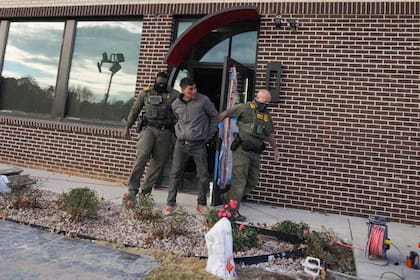 Andrés López y Jamilah Espinosa, abogados de inmigración en Charlotte, dijeron que los derechos de los migrantes se vuelven todavía más fuertes cuando están en sus casas que en público