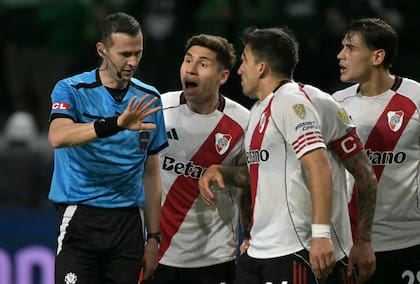 Andrés Matonte recibe los reclamos de Gonzalo Montiel, el expulsado Marcos Acuña, el oculto Enzo Pérez y Lucas Martínez Quarta, en los minutos finales de la derrota por 3-1 ante Palmeiras