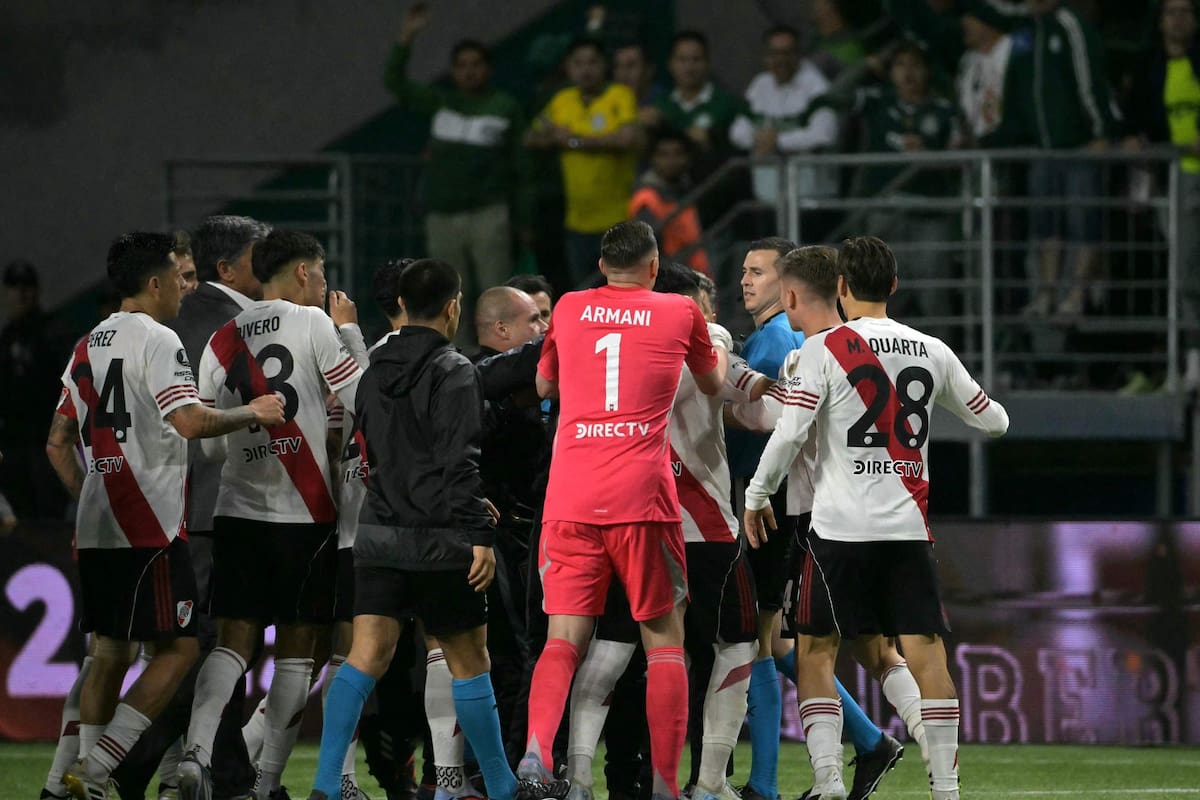 Andrés Matonte señaló el final de la revancha frente a Palmeiras por Copsa Libertadores y es increpado por casi todo el plantel de River; a Maximiliano Salas tuvo que frenarlo el jefe de seguridad del plantel y Marcelo Gallardo criticó cara a cara al referí.