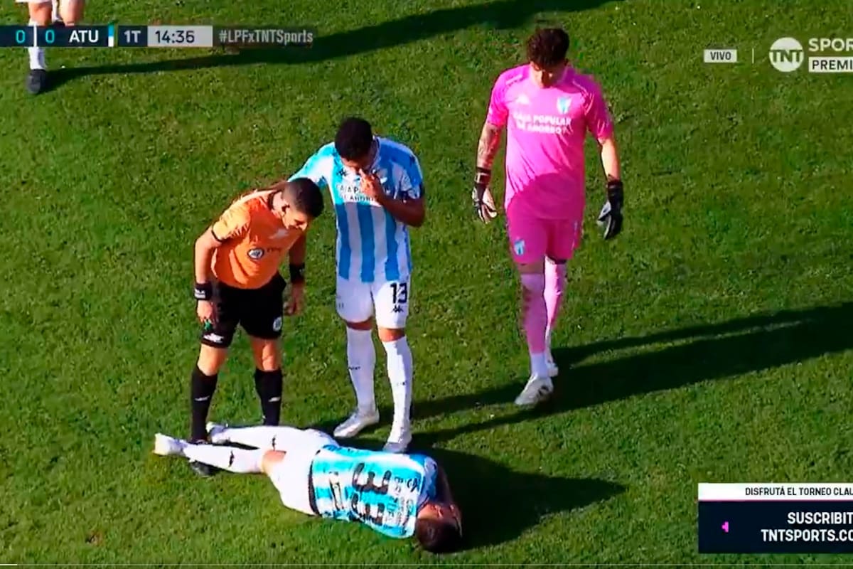 Andrés Merlos desconfía de la agresión sufrida por Brizuela, de Atlético Rafaela, y segundos después le pedirá que se levante: no hubo sanción por el braceo de Braian Guille, de Riestra