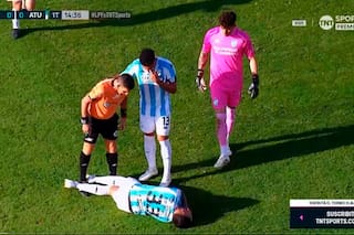La agresión que no castigó Merlos y que pudo haber cambiado el partido que ganó Riestra