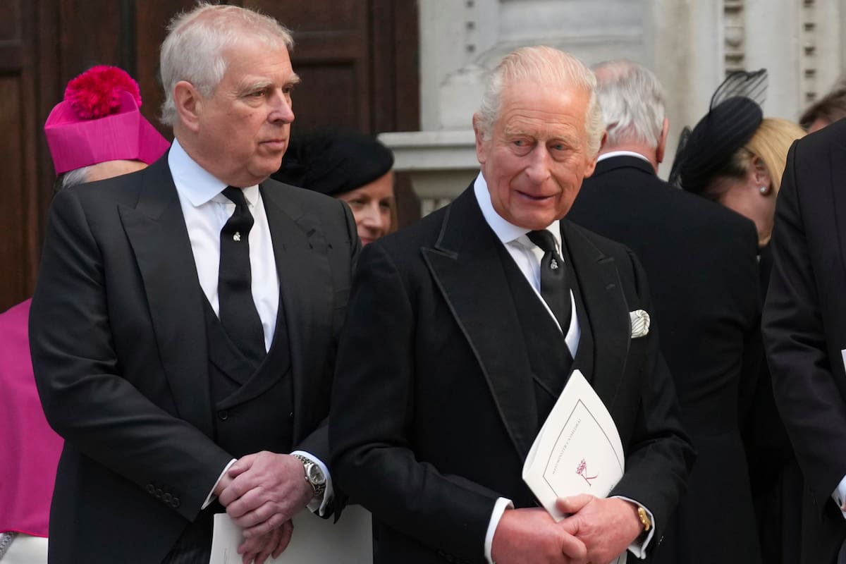 Andrés Mountbatten, junto a su hermano el rey Carlos III de Gran Bretaña, en septiembre de 2025