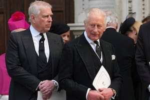 Andrés Mountbatten, junto a su hermano el rey Carlos III de Gran Bretaña, en septiembre de 2025