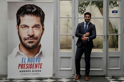 Andrés Ojeda, candidato presidencial del Partido Colorado, posa para una fotografía junto a una de sus pancartas de campaña, antes de las próximas elecciones generales del domingo, en Montevideo, Uruguay, el viernes 25 de octubre de 2024. (Foto AP/Natacha Pisarenko)