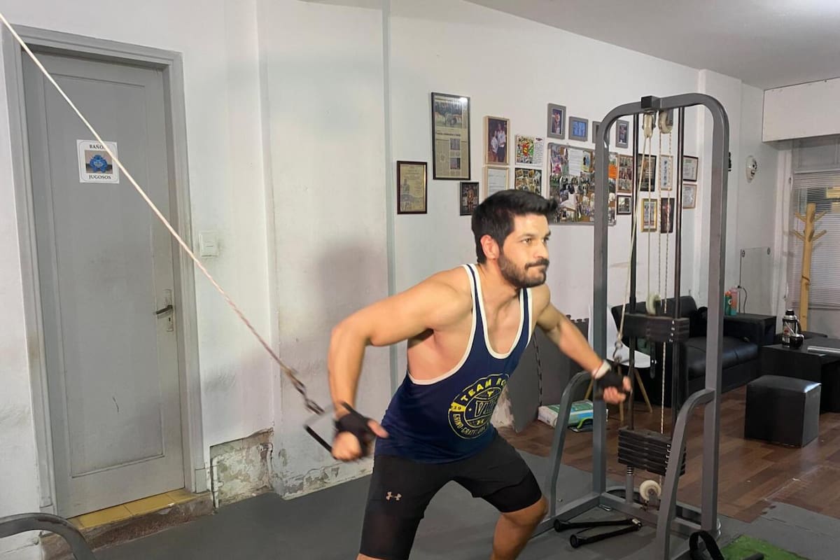 Andrés Ojeda haciendo ejercicio en el día de las elecciones nacionales.