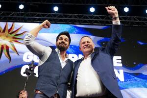 Andrés Ojeda (Partido Colorado) y Álvaro Delgado (Partido Nacional) saludan a sus simpatizantes desde el escenario