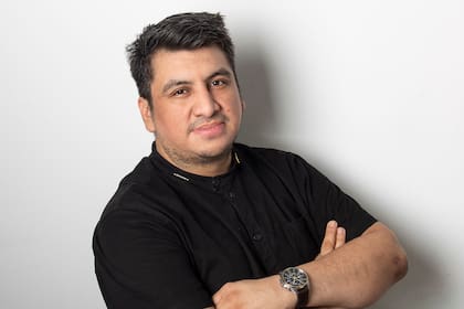 Andres Pielago, alias Chevy, invita a degustar el sabor peruano con los anticuchos.
