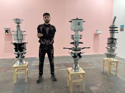 Andrés Piña con sus obras en Sendrós
