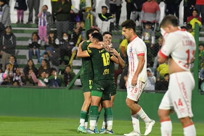 Andrés Ríos, autor del primer gol de Defensa y Justicia, festeja con Togni, que luego marcaría el 2-1 ante Argentinos