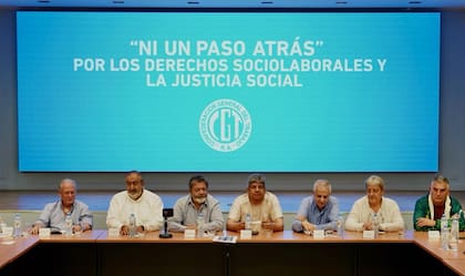 Andrés Rodríguez, Héctor Daer, Gerardo Martínez, Pablo Moyano, José Luis Lingeri, Abel Furlán y Mario Manrique encabezan la reunión de la CGT tras el triunfo de Milei