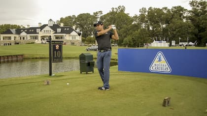 Andrés Romero practica en el hoyo 10 de la cancha en Cañuelas