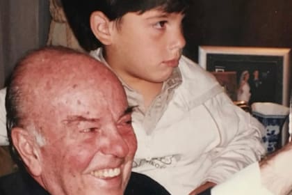 Andrés Scheck junto a su abuelo, el abogado, periodista, guionista y empresario uruguayo Daniel Scheck, exadministrador vitalicio del diario El País Uruguay