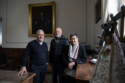 Andrés Sensini, director del Grupo Educativo Marín, junto a Richard Brinnand y Carlos Tanaka, codirectores del espacio cultural del colegio