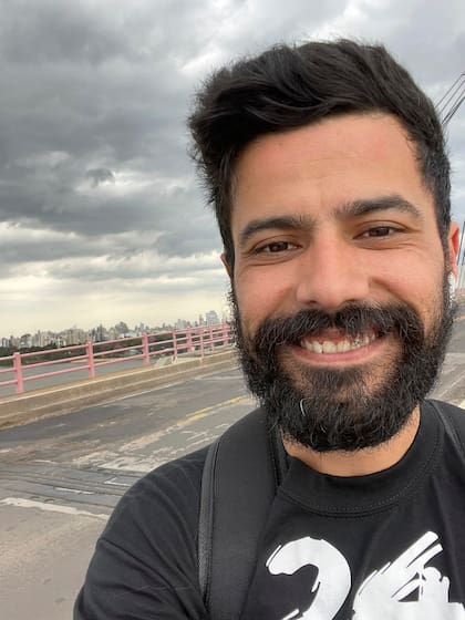 Andrés Valenzuela tiene 31 años, a los 17 tuvo un intento de suicidio y hoy es uno de los jóvenes que recorren el puente