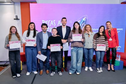 Andrés Villamor, director de Operaciones Industriales; Federico Amos, CEO de ArcelorMittal Acindar y ArcelorMittal Costa Rica; y María Eugenia Arata, directora de Personas y Relaciones Institucionales, junto a hijos e hijas de colaboradores de la compañía, becados por su mérito académico. Planta de Villa Constitución.