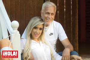 Andrés y Debby, como la llaman sus seres queridos, posan en la entrada de la casa con vista al río Reconquista.