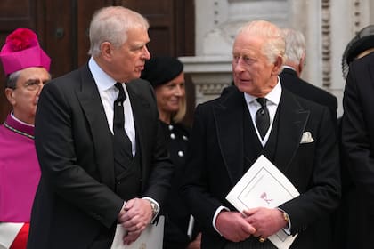 Andrés y el rey Carlos III salen después de la misa de réquiem en honor a la duquesa de Kent en la Catedral de Westminster en Londres, el 16 de septiembre de 2025