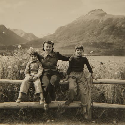 Andrés y José "Pepe" Vereertbrugghen con una turista en Hotel Tronador