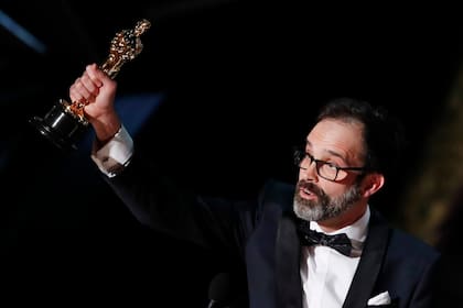 Andrew Buckland recibe la estatuilla a la mejor edición por Contra lo imposible