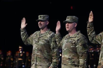 Andrew Bosworth, jefe de tecnología de Meta, y Bob McGrew, exdirectivo de OpenAI y Palantir, juran su puesto tras ser nombrados tenientes coroneles en la reserva del Destacamento 201 del Ejército de EE.UU.