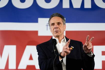 Andrew Cuomo lidera las encuestas con 41% de apoyo entre los demócratas, pese a su historial de escándalos, mientras Eric Adams lucha por revertir una aprobación inferior