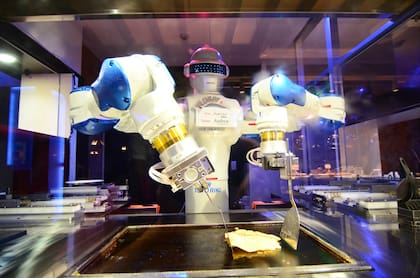 Andrew, el chef robot que prepara panqueques en un restaurante de Nagasaki.