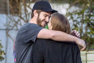 Los besos de Andrew Garfield con una modelo y el romántico paseo de Chris Hemsworth y Elsa Pataky