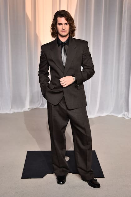 Andrew Garfield asistió a la gala con un traje de Ferragamo y evitó la foto que los paparazzi buscan de él junto a su novia, Monica Barbaro