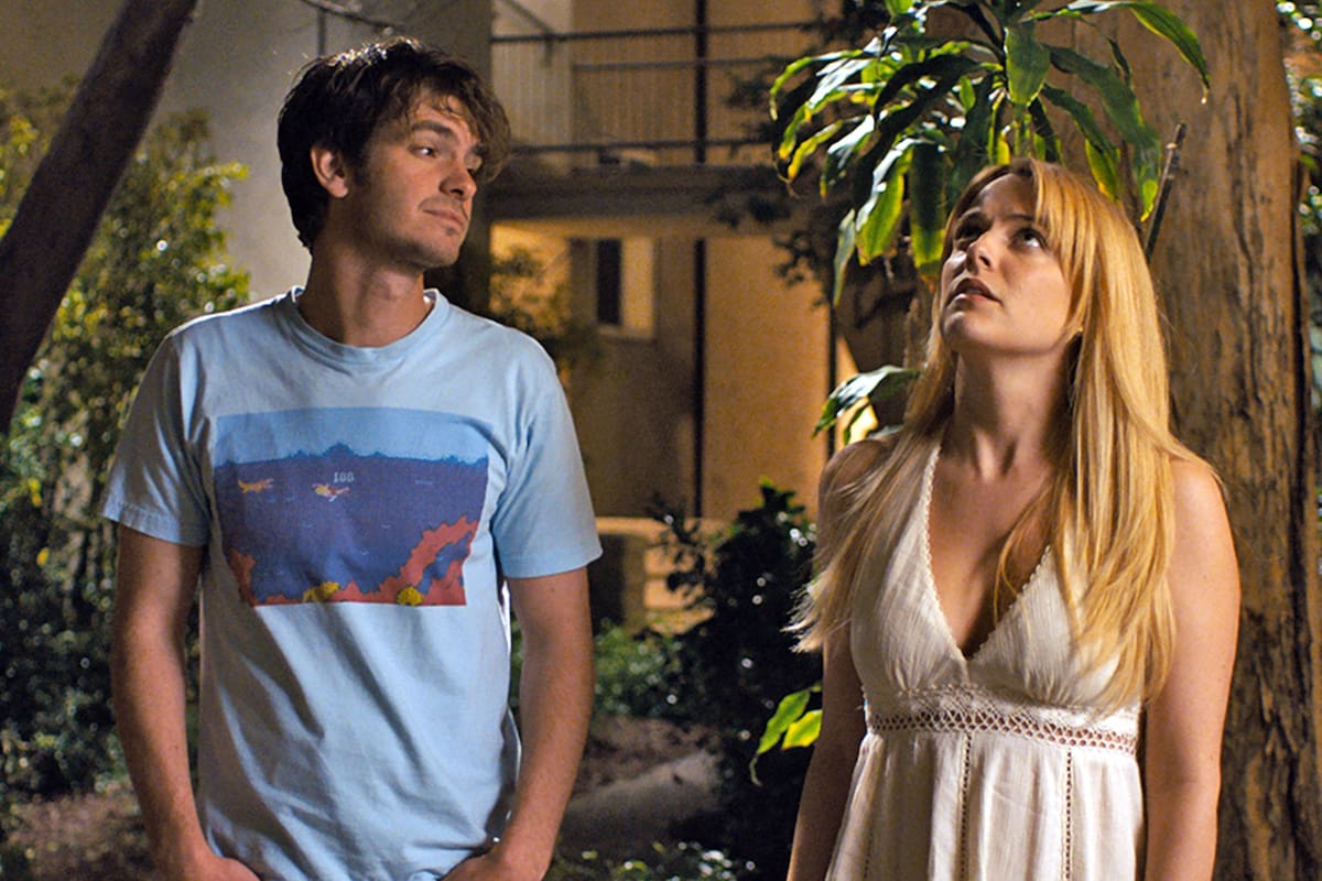 Andrew Garfield y Riley Keough en El misterio de Silver Lake