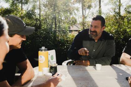 Andrew Huberman junto a los creadores de Mateina, la bebida energética con yerba mate