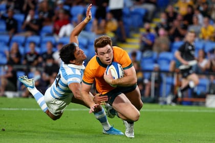 Andrew Kellaway deja atrás la estirada de Matías Moroni rumbo a uno de sus tres tries para la victoria de Wallabies en la última fecha del rugby Championship.