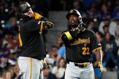 Andrew McCutchen (derecha) de los Piratas de Pittsburgh, celebra junto al mexicano Rowdy Téllez (izquierda), luego de conectar un jonrón solitario durante el octavo episodio del juego de béisbol ante los Cachorros de Chicago, el lunes 2 de septiembre de 2024, en Chicago. (AP Foto/Nam Y. Huh)