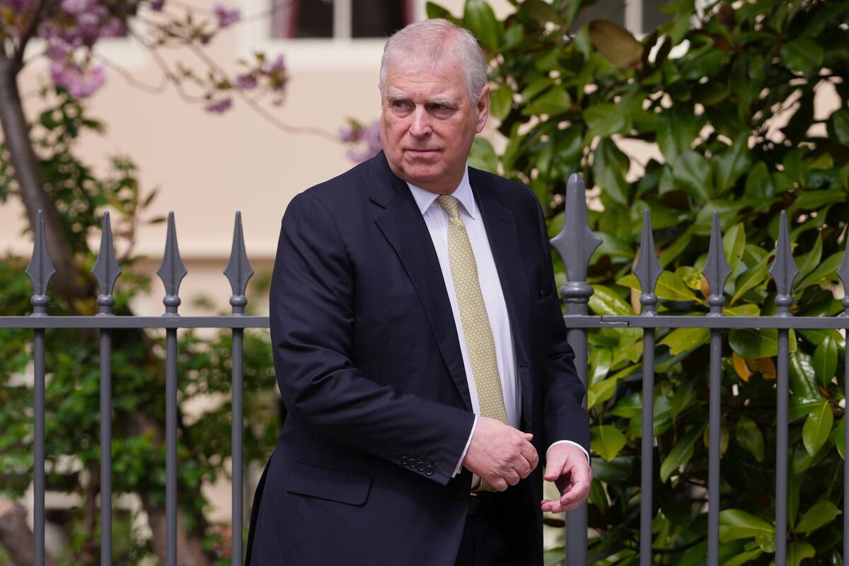 Andrew Mountbatten-Windsor, antes conocido como el príncipe Andrés, mira a su alrededor tras salir de la capilla de San Jorge en el castillo de Windsor, Inglaterra, el 20 de abril de 2025.