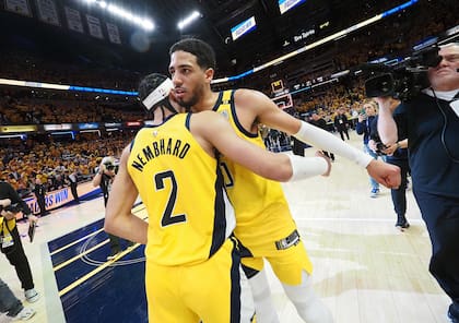Andrew Nembhard saluda a Tyrese Haliburton, el hombre de la noche en el triunfo de Indiana Pacers sobre Milwaukee Bucks