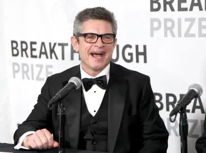 Andrew Strominger, uno de los pioneros de la holografía celestial, ganó en 2017 el Premio Breakthrough por sus aportes "transformadores" a la teoría cuántica de campos, la teoría de cuerdas y la gravedad cuántica