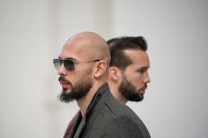 Andrew Tate, de 39 años, enfrenta siete nuevos cargos de violación. Su hermano Tristan, de 38, fue acusado de dos cargos de violación y de tres delitos por organizar o facilitar la trata de personas