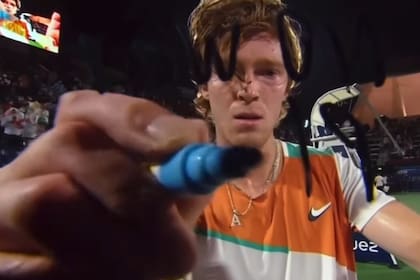 Andrey Rublev es ruso, y escribiendo con un marcador en la lente de una cámara, un hábito del tenis, dejó su mensaje público ni bien alcanzó la final del torneo de Dubái...