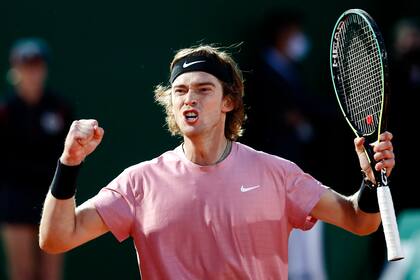 Andrey Rublev, eufórico y casi incrédulo una vez logrado su 6-2, 4-6 y 6-2 sobre Nadal en polvo de ladrillo y en un Masters 1000.