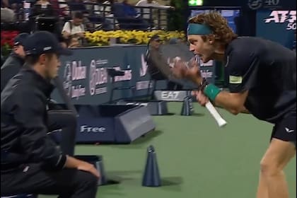 Andrey Rublev le grita a un juez de línea en el ATP de Dubái