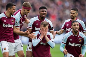 Andrey Yarmolenko de West Ham celebra después de anotar durante el partido de la Premier League entre West Ham United y Aston Villa en el London Stadium, Stratford el domingo 13 de marzo de 2022